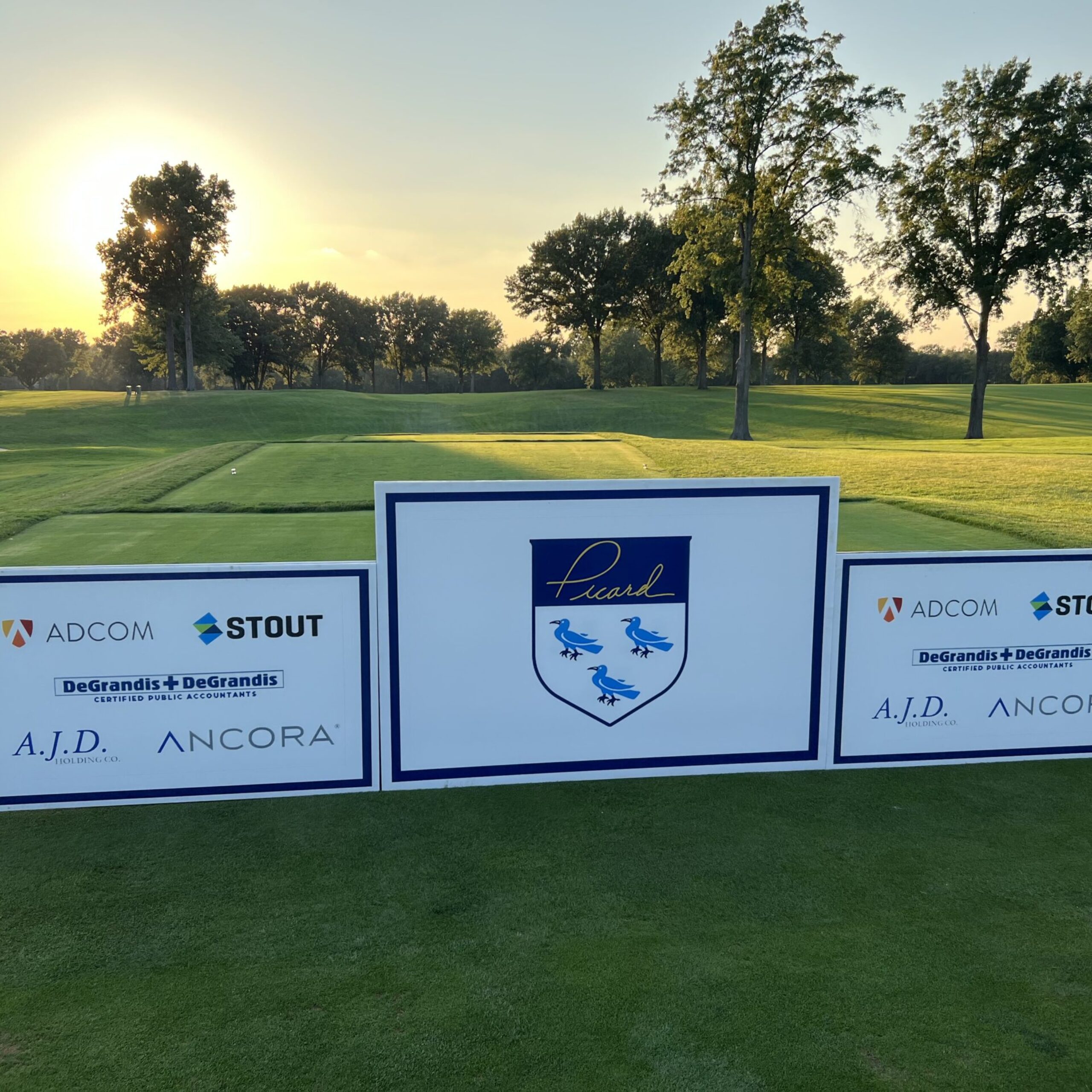 Customized sponsor banner for golfing events